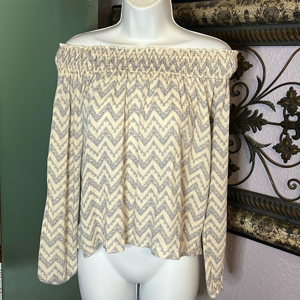 Hollister Chevron Print Top- on/ off shoulder- long sleeve-so cute Sz XS💚